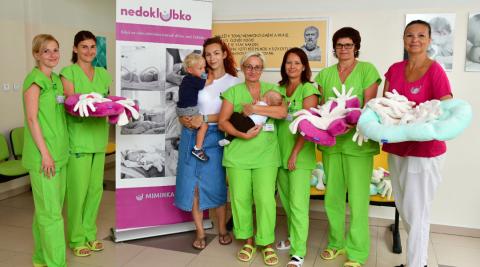 Spolek Nedoklubko věnoval Neonatologickému oddělení Nemocnice České Budějovice pět pelíšků.