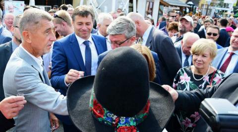 Hejtmanka Stráská zahájila na Živitelce Národní dožínky. V průvodu šel i premiér Babiš.