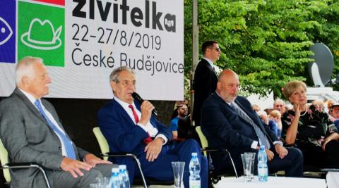 Hejtmanka Ivana Stráská během slavnostního zahájení výstavy Země živitelka vyhlašuje program na podporu boje proti kůrovcové kalamitě – dobrovolní hasiči budou sázet stromky.
