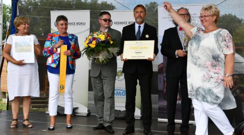 Hejtmanka Stráská dekorovala Zlatou stuhou Čejetice, vítěze jihočeského kola Vesnice roku 2019 