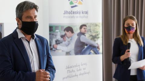 Záštitu nad soutěží každoročně nese Jihočeský kraj a soutěže se pravidelně účastní 1. náměstek hejtmanky Jihočeského kraje Josef Knot, který zároveň uděluje mimořádnou cenu. V tomto ročníku vybral technologický produkt a své rozhodnutí komentoval těmito slovy:  „Letos mimořádnou cenu uděluji za inovativní technologický produkt „3D tisk ve stavebnictví“, který má potenciál uspět nejen národní, ale i mezinárodní úrovni.“ 