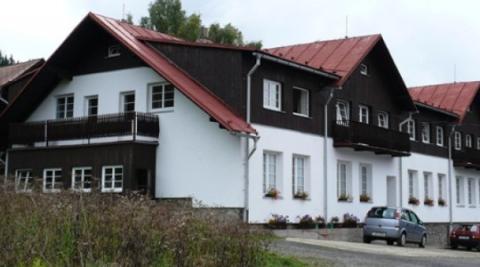 Celkem 48,096 milionu korun. Tolik bude stát rekonstrukce Chaty Mládí – Zadov na Šumavě. Rozhodnutí rady kraje z minulého čtvrtka potvrdil dosavadní radní pro veřejné zakázky Antonín Krák.