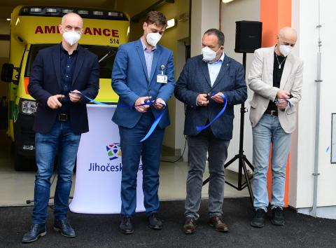 Otevření zrekonstruovaného stanoviště ZZS JčK v českokrumlovské nemocnici. Zleva: hejtman Martin Kuba, ředitel českokrumlovské nemocnice Vojtěch Remeň, ředitel ZZS JčK Marek Slabý a krajský zdravotní rada Petr Studenovský.