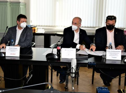 Kraj podepsal smlouvy se třemi společnostmi, které v letech 2022 až 2032 zajistí přepravu Jihočechů autobusovou dopravou. Zleva: předseda představenstva GW BUS a.s. Robert Krigar, hejtman Martin Kuba a předseda představenstva ČSAD AUTOBUSY České Budějovice a.s. Peter Schmolmüller .