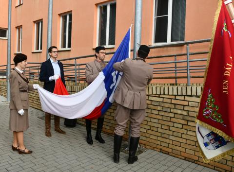 Před krajským úřadem opět vlaje sokolská vlajka. Sokolům děkoval i první náměstek Talíř.