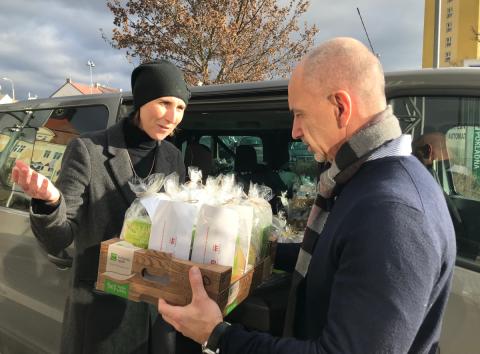 Hejtman Martin Kuba převzal 2800 balíčků pro jihočeské zdravotníky.