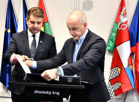 Jihočeští zastupitelé jednomyslně: Ukrajině darujeme tři sanity, dva traktory a jeden nakladač. Smlouvu podepsal hejtman Kuba a velvyslanec Perebyjnis.
