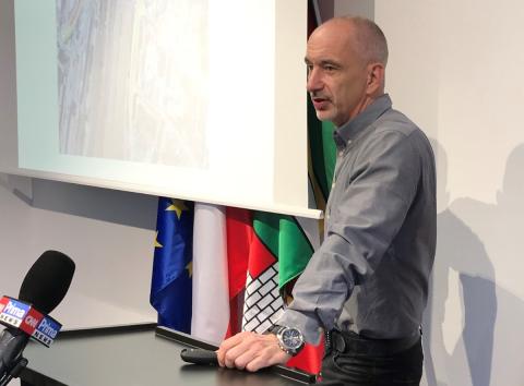 Hejtman Jihočeského kraje Martin Kuba prezentuje novinářům řešení podjezdu pod českobudějovickým nádražím.