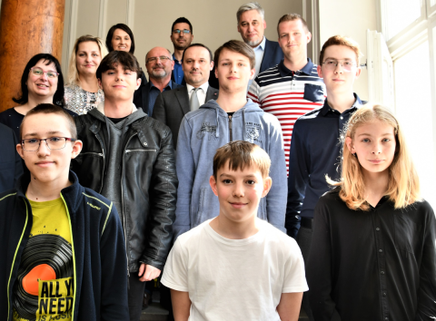 Devět vítězů soutěžního kvízu Plus v rámci projektu „Kraje pro bezpečný internet“ (KPBI) ocenil náměstek hejtmana pro školství Pavel Klíma.