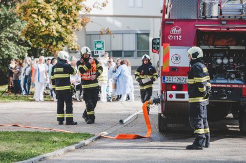Pavilon českobudějovické nemocnice cvičně zachvátil požár, hasiči evakuovali pacienty  Několik desítek hasičů a zaměstnanců Nemocnice České Budějovice, a.s. se ve středu  19. října zapojilo do taktického cvičení složek, jehož námětem byl simulovaný požár.