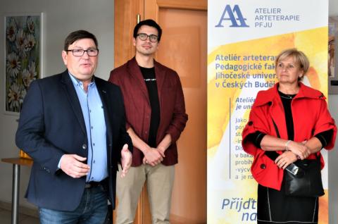 Arteterapie v obrazech. Obrazy v arteterapii. To je název výstavy, kterou momentální hostí Krajský úřad Jihočeského kraje v Českých Budějovicích. Slavnostní vernisáží byla zahájena ve středu 2. listopadu. 