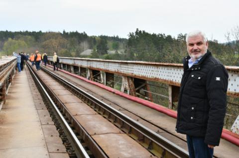 Stavba železničního mostu přes Orlík skončí v příštím roce. Znamená vyšší rychlost i komfort pro cestující.
