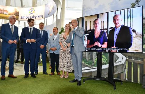 Hejtman představuje projekt tržiště