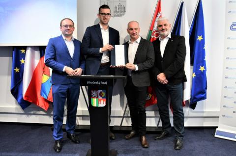 Smlouva s ČD podepsána: V jihočeském kraji bude příští rok jezdit dalších  pět RegioPanterů. Zleva: Jiří Ješeta - člen představenstva ČD a náměstek generálního ředitele pro osobní dopravu, Michal Krapinec - předseda představenstva a generální ředitel ČD, Martin Kuba - hejtman Jihočeského kraje a Antonín Krák - náměstek hejtmana Jihočeského kraje pro oblast dopravy.