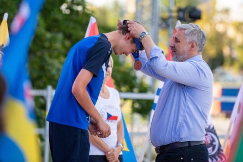 Olympiádu dětí a mládeže letos hostí Jihočeský kraj. Podívejte se na pondělní medailový ceremoniál prostřednictvím fotografií Václava Pancera.