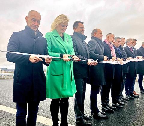 Martin Kuba při slavnostním přestřižení pásky nového úseku D4. (Foto: facebook Martin Kuba) 