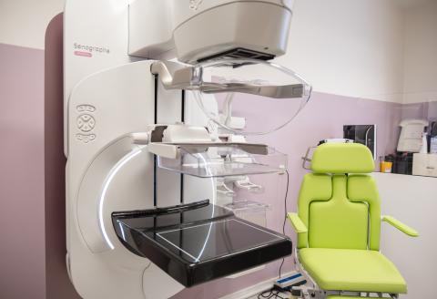 Lepší péče pro ženy s onemocněním prsu: nový mamograf umožňuje přesnější diagnostiku a šetrnější zákroky.