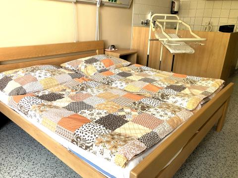 Oddělení šestinedělí strakonické nemocnice má nově k dispozici další nadstandardní pokoj. Ke dvěma stávajícím, které od roku 2013 slouží rodinám s novorozencem, přibyl třetí. Vznikl úpravou původního standardního pokoje tak, aby nabízel více soukromí a pohodlí pro maminku, dítě i jejich doprovod.