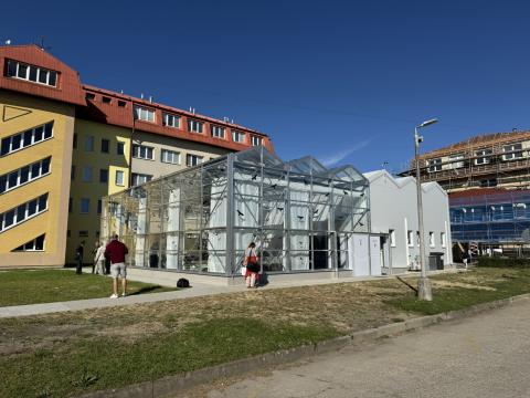 Střední škola rybářská a vodohospodářská Jakuba Krčína v Třeboni dokončila a zprovoznila unikátní aquaponický skleník, který kombinuje chov ryb a pěstování rostlin s využitím moderních, udržitelných technologií.