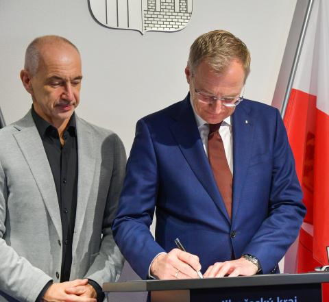 V úterý 25. listopadu se hejtman Jihočeského kraje Martin Kuba setkal se zemským hejtmanem Horního Rakouska Thomasem Stelzerem, aby společně podepsali nový pracovní program přeshraniční spolupráce na období 2025–2030.