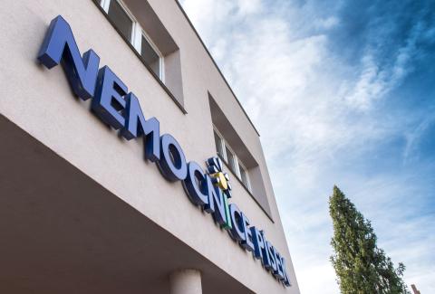 Hospitalizace na Interním oddělení Nemocnice Písek bude nyní pro pacienty komfortnější. Už během února jim budou k dispozici nová lůžka v moderně vybavených pokojích. Nové zázemí mají na první interní lůžkové stanici ve druhém podlaží Pavilonu E, které je čerstvě po rekonstrukci.  