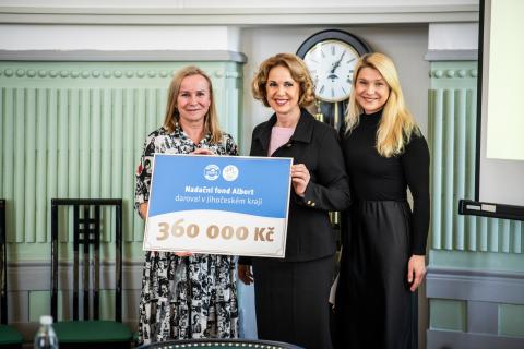 Na pomoc dětem a mladým ze sociálně znevýhodněného prostředí v Jihočeském kraji směřuje celkem 360 tisíc korun. Nadační fond Albert rozdal ve čtvrtek symbolické šeky devítce dětských domovů a dalších organizací, které uspěly v programu Bertík pomáhá 2026. O nejlepších projektech rozhodli zákazníci místních obchodů Albert. Za posledních pět let dosáhla celková podpora v kraji téměř 2,5 milionu korun.