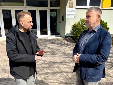 Střední škola polytechnická v Českých Budějovicích není jen běžná střední škola. V jejích třídách totiž studují nejen řemeslníci a technici, ale i budoucí hasiči a specialisté na požární prevenci – mladí lidé, kteří už během studia dokazují, že obstojí v těch nejnáročnějších podmínkách