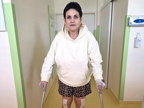 Nemocnice České Budějovice nově provádí oboustranné náhrady kloubů. Jako jedno z prvních pracovišť v ČR k nim využívá asistence robota.