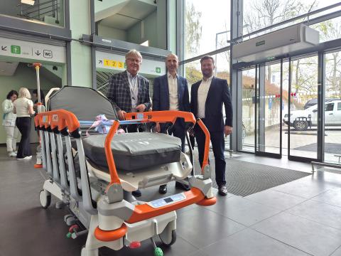 Nemocnice Strakonice převzala nové moderní transportní lůžko od společnosti LINET. Lůžko Sprint 400 získala jako ocenění za vítězství v celostátní anketě HealthCare Institute „Nejlepší nemocnice roku 2025“. Osobně ho vedení nemocnice předali zakladatel HealthCare Institute Daniel Vavřina a za společnost LINET ředitel Filip Těšitel.