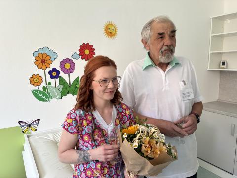 Péči v ambulanci nadále zajišťují na částečný úvazek MUDr. Jaroslav Bočínský a MUDr. Monika Šimková – oba jako zaměstnanci Nemocnice Strakonice, a.s. MUDr. Bočínský zde ordinuje dva dny v týdnu, ve zbývajících dnech se malým pacientům věnuje MUDr. Šimková. Ambulance registruje nové pacienty.