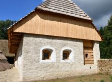 Virtuální prohlídka zemanského dvorce Archeoskanzenu Trocnov. Nahlédněte do světnic i do černé kuchyně