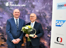 Tomáš Hajdušek, náměstek hejtmana pro oblast finance a Jiří Kůs, spolumajitel společnosti nanoSPACE s.r.o. a držitel titulu EY Podnikatel roku 2021 Jihočeského kraje.
