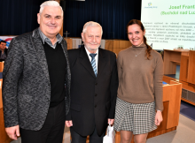 Náměstek jihočeského hejtmana pro dopravu Antonín Krák (zcela vlevo) ocenil pedagoga Josefa Frantu (uprostřed) za celoživotní práci v oblasti BESIP. Ke gratulaci se připojila i Andrea Tetourová, vedoucí odboru dopravy a silničního hospodářství KÚ JČK.