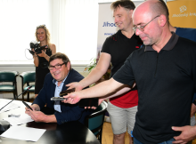 Albrechtice nad Vltavou na Písecku se staly Vesnicí roku Jihočeského kraje 2022. Tuto zprávu i s gratulací, jak se již stalo tradicí, zatelefonoval náměstek hejtmana Pavel Hroch starostovi obce Miroslavu Ušatému v pondělí 6. června.
