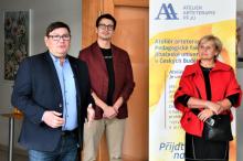 Arteterapie v obrazech. Obrazy v arteterapii. To je název výstavy, kterou momentální hostí Krajský úřad Jihočeského kraje v Českých Budějovicích. Slavnostní vernisáží byla zahájena ve středu 2. listopadu. 