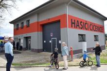 Hasiči v Číčenicích slavnostně otevřeli novou požární zbrojnici. Investici podpořil Jihočeský kraj.