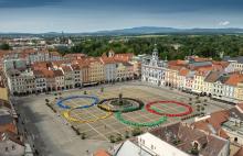 Náměstí Přemysla Otakara II. se proměnilo v obří olympijské kruhy (foto: Aleš Motejl / Art4Promotion)