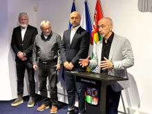 Zleva: generální manažer Banes Motor České Budějovice Stanislav Bednařík, jednatel BANES, spol. s r.o. Pavel Baloun, předseda klubu HC Tábor  Michal Šušák a hejtman Jihočeského kraje Martin Kuba.