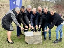 Symbolickým poklepáním na základní kámen oficiálně odstartovala v pondělí 7. dubna 2025 stavba nové budovy Domova mládeže a školní jídelny v areálu Gymnázia Český Krumlov. 
