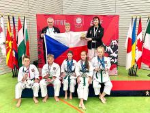 Dva světové šampionáty, 16 medailí a jedno obrovské srdce. Tak by se dal shrnout mimořádný úspěch oddílu tradičního karate DAMAI DI HATI z Českých Budějovic, jehož mladí sportovci reprezentovali Českou republiku na mistrovství světa v Berlíně a v polských Pulawách.