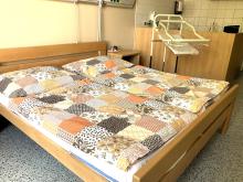 Oddělení šestinedělí strakonické nemocnice má nově k dispozici další nadstandardní pokoj. Ke dvěma stávajícím, které od roku 2013 slouží rodinám s novorozencem, přibyl třetí. Vznikl úpravou původního standardního pokoje tak, aby nabízel více soukromí a pohodlí pro maminku, dítě i jejich doprovod.