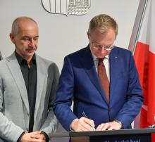 V úterý 25. listopadu se hejtman Jihočeského kraje Martin Kuba setkal se zemským hejtmanem Horního Rakouska Thomasem Stelzerem, aby společně podepsali nový pracovní program přeshraniční spolupráce na období 2025–2030.