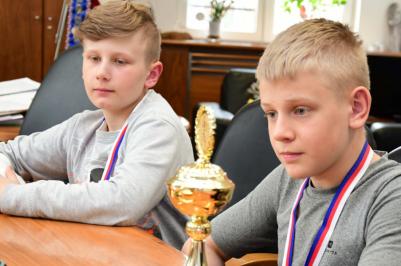 Martin Vladanovič a Samir Abdulovski na návštěvě u hejtmanky Ivany Stráské.