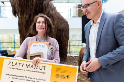 Mgr. Lucie Šmahelová přebírá hlavní cenu za Regionální muzeum v Českém Krumlově.