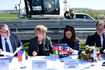 U podpisu memoranda: ministr dopravy Dan Ťok, jihočeská hejtmanka Ivana Stráská, středočeská hejtmanka Jaroslava Pokorná Jermanová a generální ředitel ŘSD Jan Kroupa.