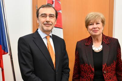 Velvyslanec Španělského království v České republice J.E. Angel Lossada Torres-Quevedo a hejtmanka Jihočeského kraje Ivana Stráská.
