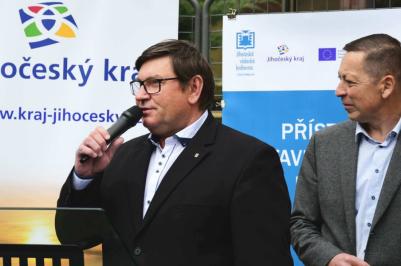Poklepání na základní kámen se zúčastnili i zástupci Jihočeského kraje: náměstek Pavel Hroch a ředitel KÚ Milan Kučera.