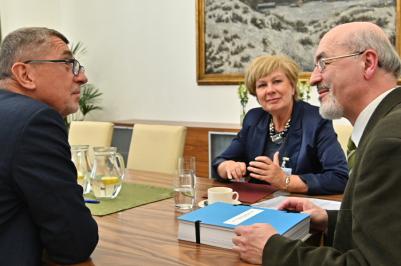 Premiér Babiš přijal petici za Šumavu. Setkání se také zúčastnili iniciátor petice Petr Martan a hejtmanka Jihočeského kraje Ivana Stráská.