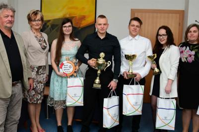 Gratulaci a drobné dárky si odnesli studenti Střední školy obchodní a VOŠ v Českých Budějovicích z návštěvy krajského úřadu, kde je přijal náměstek hejtmanky Zdeněk Dvořák
