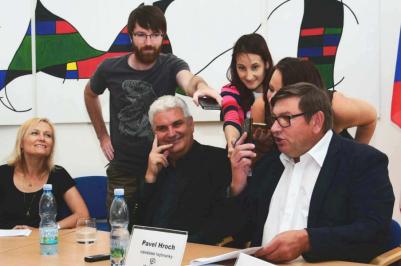 Náměstek hejtmanky Pavel Hroch oznamuje starostce Čejetic Ivaně Zelenkové, že její obec získala titul Vesnice roku Jihočeského kraje 2019. Vedle něj je krajský radní Antonín Krák a Eva Povišerová z krajského úřadu, která zasedala v porotě.
